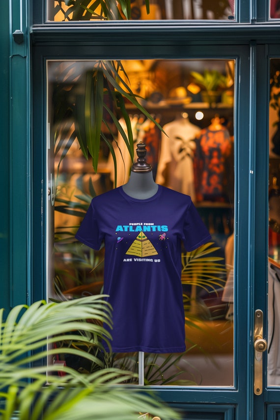 T shirt per visitatori di Atlantis maglietta con grafica Pyramid UFO e astronave abbigliamento da antichi alieni per gli amanti degli alieni Etsy Italia