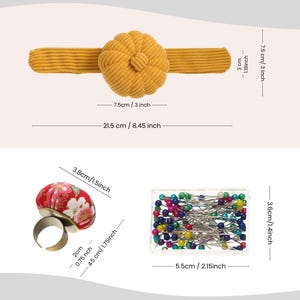 Pu&ograve; includere: Una fascia per capelli in tessuto giallo senape con un accento a forma di fiore, lunga 21,5 cm. Sono mostrati anche un puntaspilli floreale rosso con base ad anello e una scatola trasparente di spilli colorati.