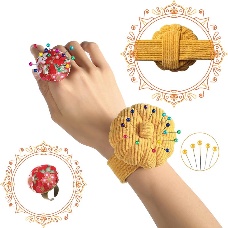 Pu&ograve; includere: Una collezione di accessori per cucito, tra cui un cuscino portaspilli ad anello floreale rosso, un cuscino portaspilli da polso giallo e un cuscino portaspilli giallo a forma di nodo. I cuscini portaspilli sono adornati con spilli colorati.
