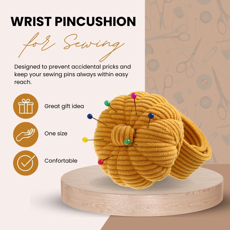 Pu&ograve; includere: Cuscinetto da polso giallo senape per cucire, con spilli colorati inseriti. Il testo sull'immagine dice "WRIST PINCUSHION for Sewing". Il cuscinetto &egrave; progettato per prevenire punture accidentali e tenere gli spilli a portata di mano.