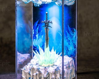 Veilleuse FR0STMOURNE SW0RD - Lampe FIREL!NK GREATSW0RD - Décoration en résine pour épée du roi-liche