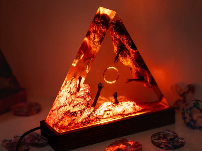 Lampe de bureau en résine Ri.ng OT da.rk lo.rd Veilleuse en résine Sau.ron, décoration de lave de volcan pour espace de vie, cadeau unique pour homme, cadeaux d'anniversaire Rings