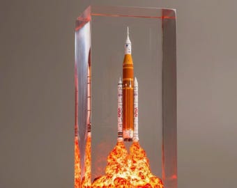 Lampe en résine Artemis II astronaute lune, lampe de lancement spatial de la NASA, lampe de lancement de fusée de vaisseau spatial SpaceX, fusée du système de lancement spatial Artemis II