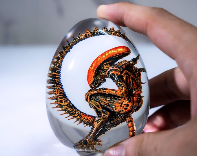 Resin Alien Creature Specimen Lamp – Deep‑Space Horror Egg Night Light, Horror Fan Art Decor, Xenomorph lamp, christmas gift for him