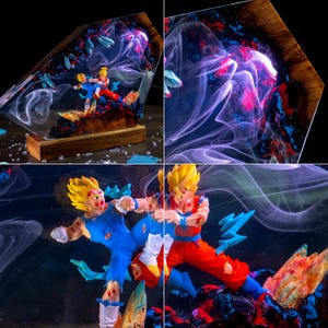 Op de afbeelding: Een decoratieve display van hars en hout met twee anime-figuren in een dynamische gevechtshouding. De heldere hars bevat wervelende witte rookachtige patronen, blauwe bliksemaccenten en rode highlights, gemonteerd op een houten voet.