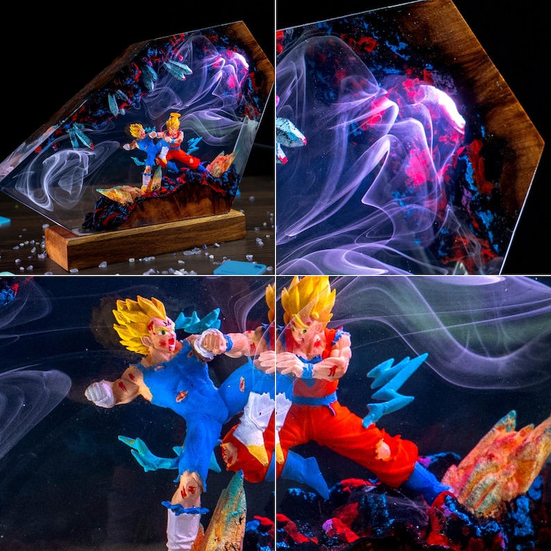 Op de afbeelding: Een decoratieve display van hars en hout met twee anime-figuren in een dynamische gevechtshouding. De heldere hars bevat wervelende witte rookachtige patronen, blauwe bliksemaccenten en rode highlights, gemonteerd op een houten voet.