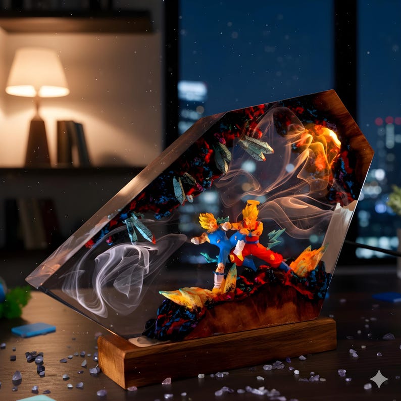 Op de afbeelding: Een decoratieve lamp met twee anime-figuren in een dynamische vechthouding, ingesloten in een helder harsblok met wervelende witte rookeffecten, donkere rotsachtige texturen en oranje accenten, gemonteerd op een rechthoekige houten voet.