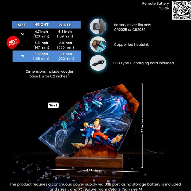 Op de afbeelding: Een decoratieve lamp met twee anime-figuren in een dynamische pose, geplaatst in een harsblok met blauwe rookeffecten en een houten voet. Het model in maat L is 147 mm hoog en 200 mm breed. Inclusief een USB Type C-oplaadkabel.