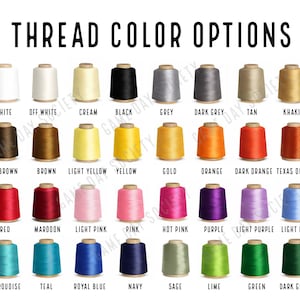 Pode incluir: Gráfico mostrando opções de cores de linha. A imagem mostra uma variedade de carretéis de linha em cores como branco, preto, cinza, laranja, vermelho, rosa, roxo, azul, verde e marrom. Cada carretel é rotulado com seu nome de cor.