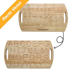 Peut inclure: Un tableau de traçage de l'alphabet en bois double face. Un côté présente des lettres cursives minuscules, et l'autre côté affiche des lettres majuscules en blocs. Le tableau a une finition en bois clair, avec des poignées à chaque extrémité. Le texte "Recto Verso" est visible.
