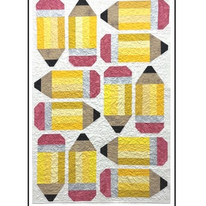 Pode incluir: Um padrão de colcha com um desenho de vários lápis amarelos, vermelhos e marrons sobre um fundo branco. O texto "Stubby Pencils" está no topo da imagem. O texto "Throw through Queen size" está abaixo do título. O texto "Layer Cake or Jelly Roll friendly!" está abaixo das informações de tamanho. O texto "Perfect for Students, Teachers, A House Divided, Sorority or Fraternity Colors" está na parte inferior da imagem. O texto "Designed by Brooke Witsberger - Sewingsane Quilts" está abaixo do texto anterior.
