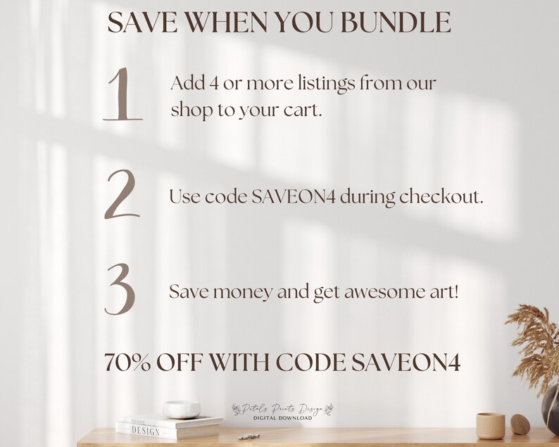 Puede incluir: Un fondo blanco con texto marr&oacute;n que dice "SAVE WHEN YOU BUNDLE". Hay tres pasos numerados para ahorrar dinero en descargas digitales. Paso 1: Agrega 4 o m&aacute;s listados de nuestra tienda a tu carrito. Paso 2: Usa el c&oacute;digo SAVEON4 durante el pago. Paso 3: &iexcl;Ahorra dinero y obt&eacute;n arte incre&iacute;ble! El texto "70&nbsp;% DE DESCUENTO CON EL C&Oacute;DIGO SAVEON4" tambi&eacute;n se muestra en marr&oacute;n.