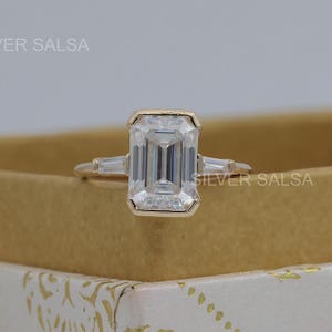 2ct Emerald Cut Three Stone Engagement Ring Side Tapered Baguette Diamond Bezel Set Anniversary Ring Half Bezel Setting Wedding Gifts Rings