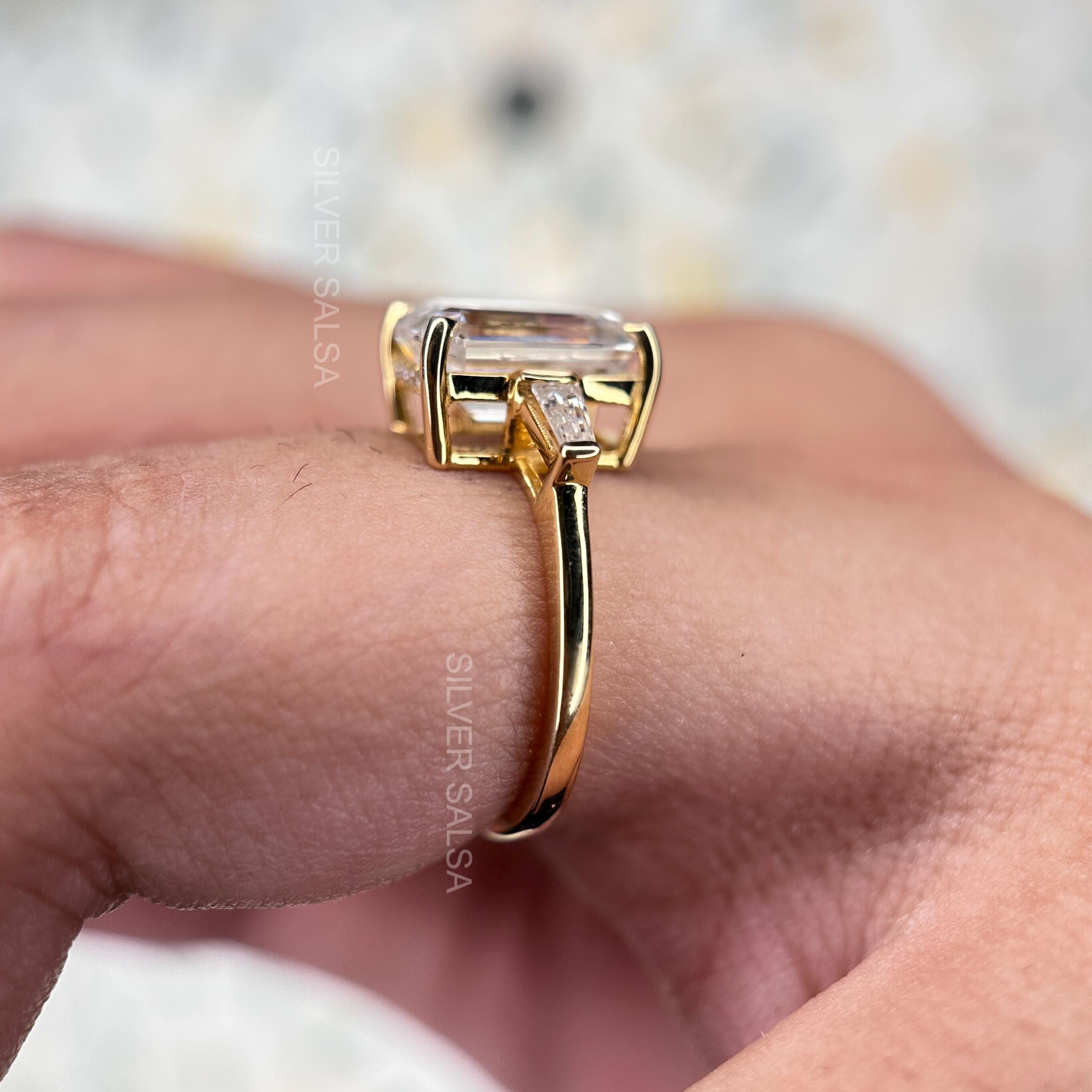 4 CT エメラルドカット モアッサナイト スリーストーン
