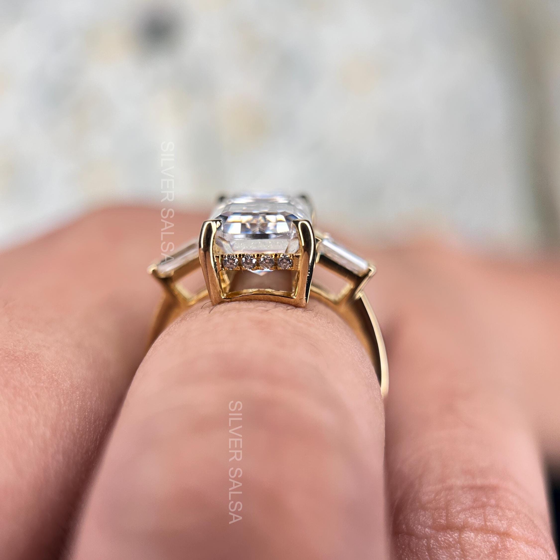 4 CT エメラルドカット モアッサナイト スリーストーン