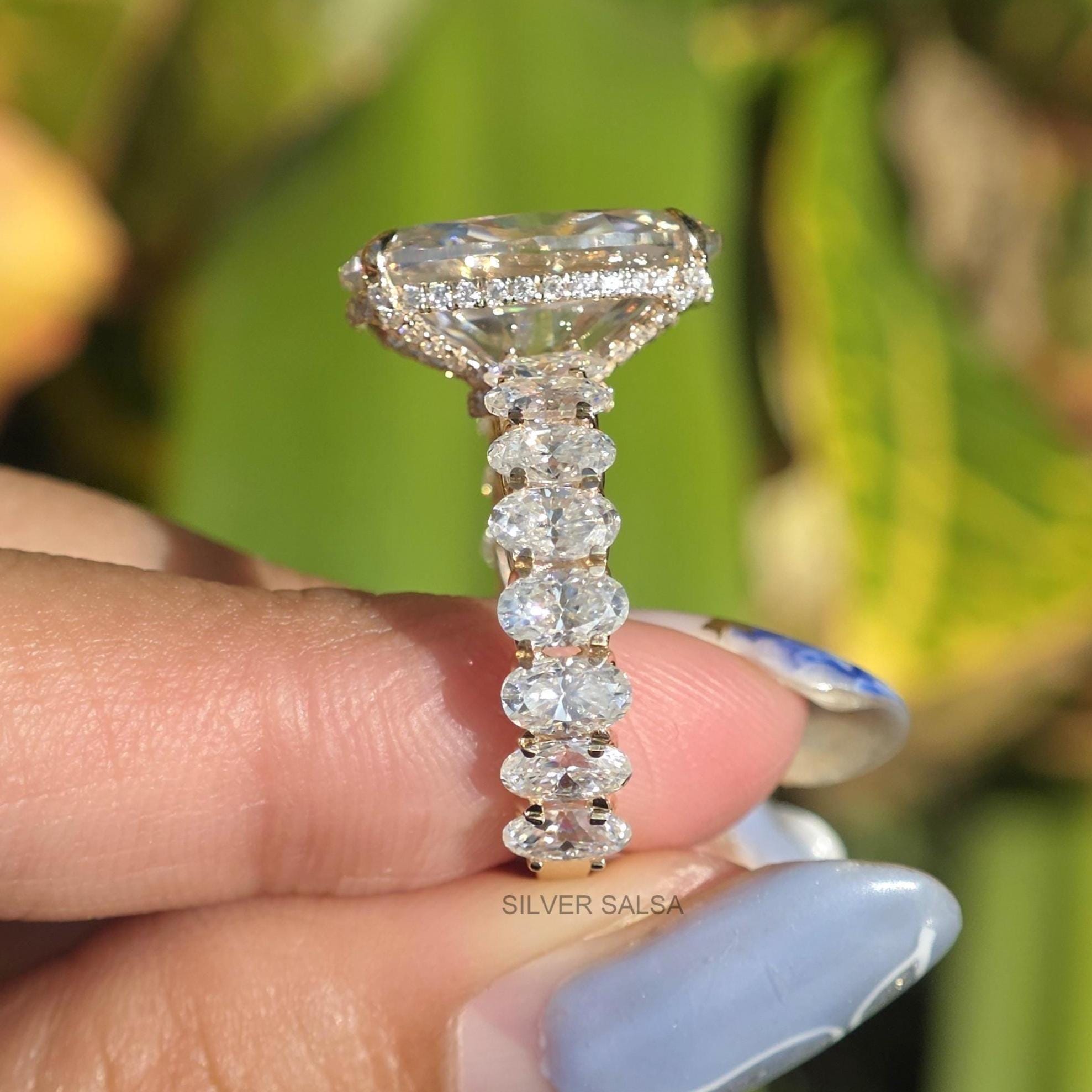 Anello Solitario Oro Bianco Taglio Ovale Moissanite Con Pietre Sul Gambo