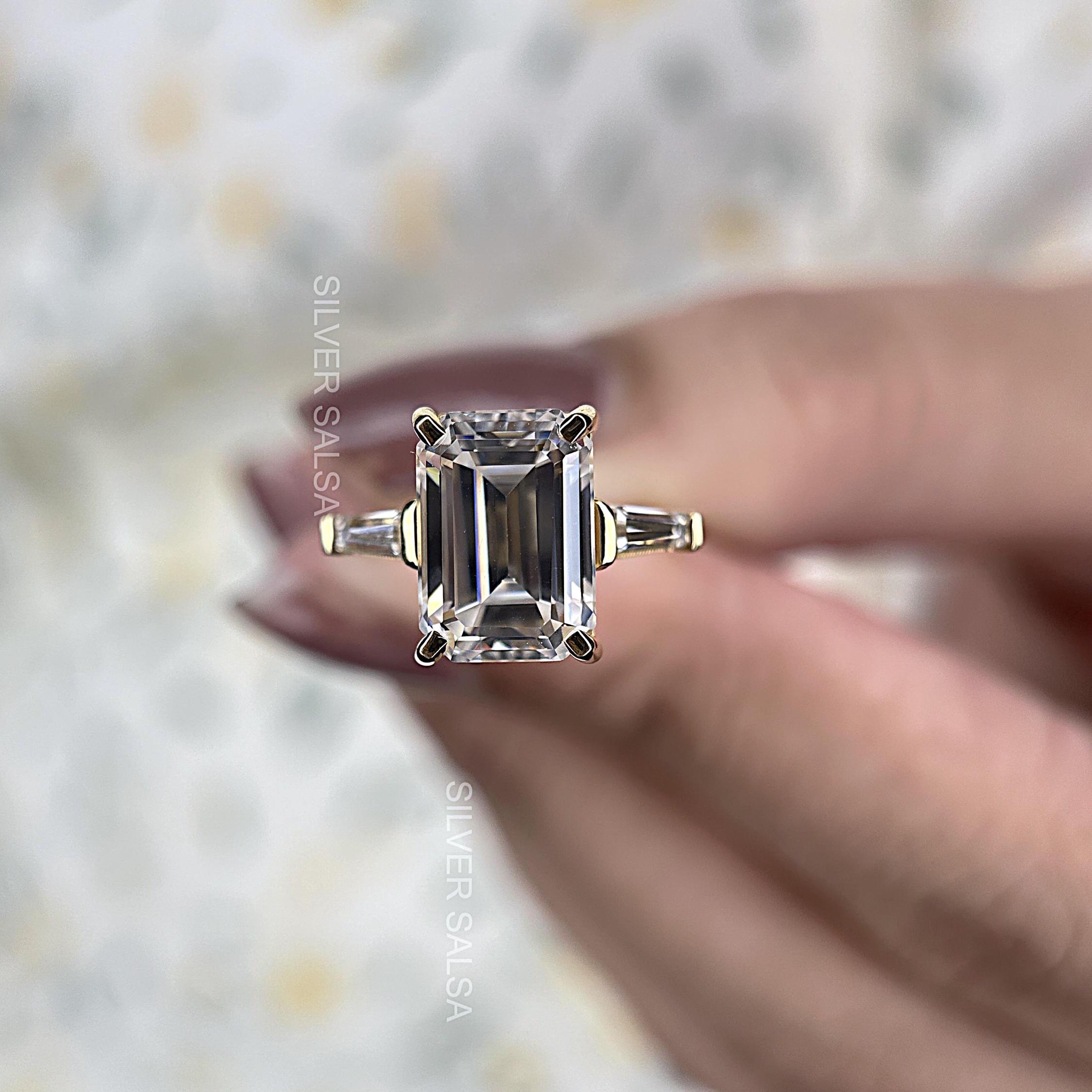 4 CT エメラルドカット モアッサナイト スリーストーン