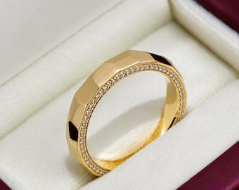 Facetterad geometrisk vigselring med sidobelagda runda diamanter i 14k gult guld, sexkantig ring, modern flerfasetterad ring, unik unisexring, gåva