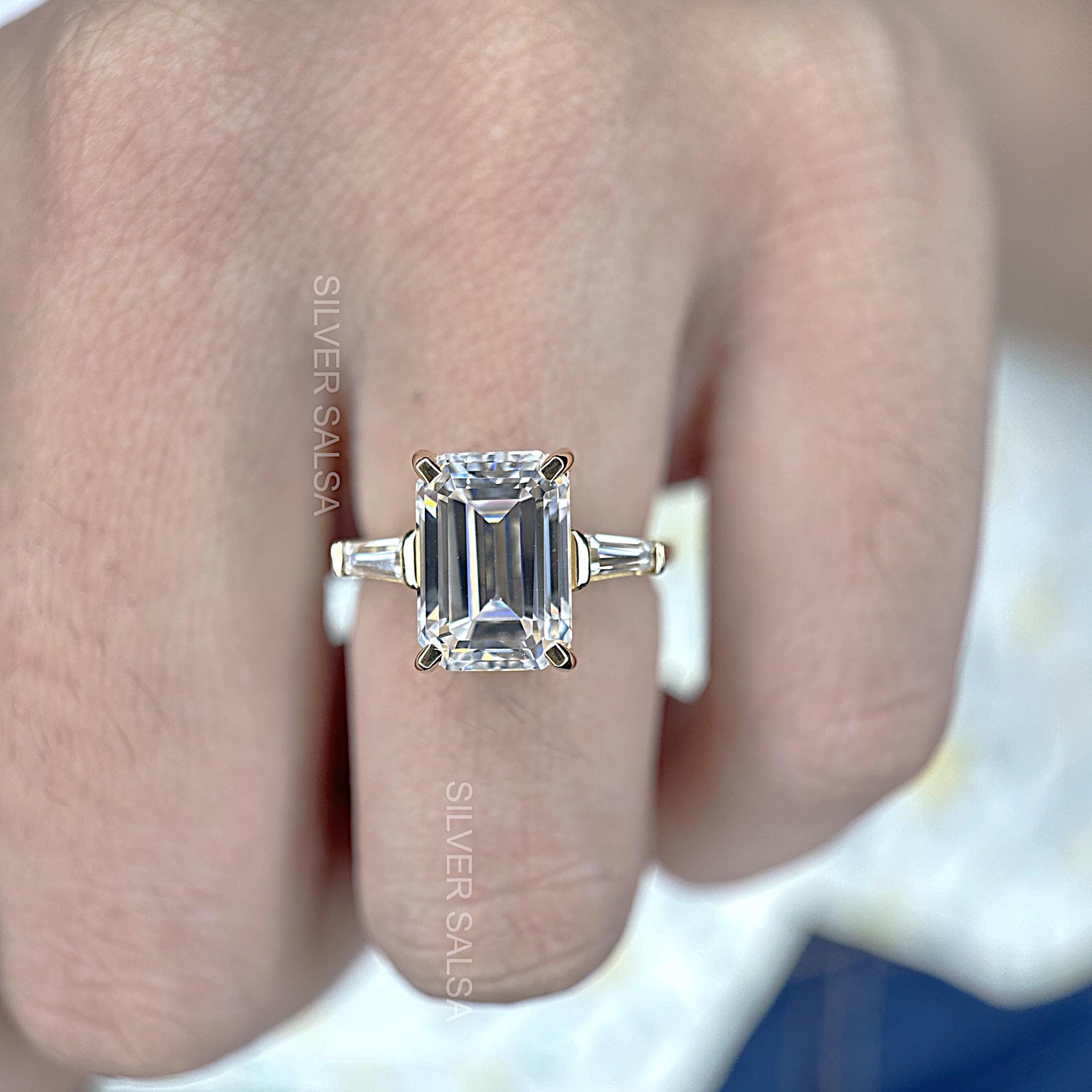 4 CT エメラルドカット モアッサナイト スリーストーン