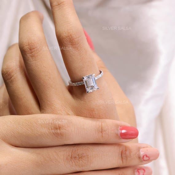 Bague diamant moissanite taille émeraude CT Halo caché demi