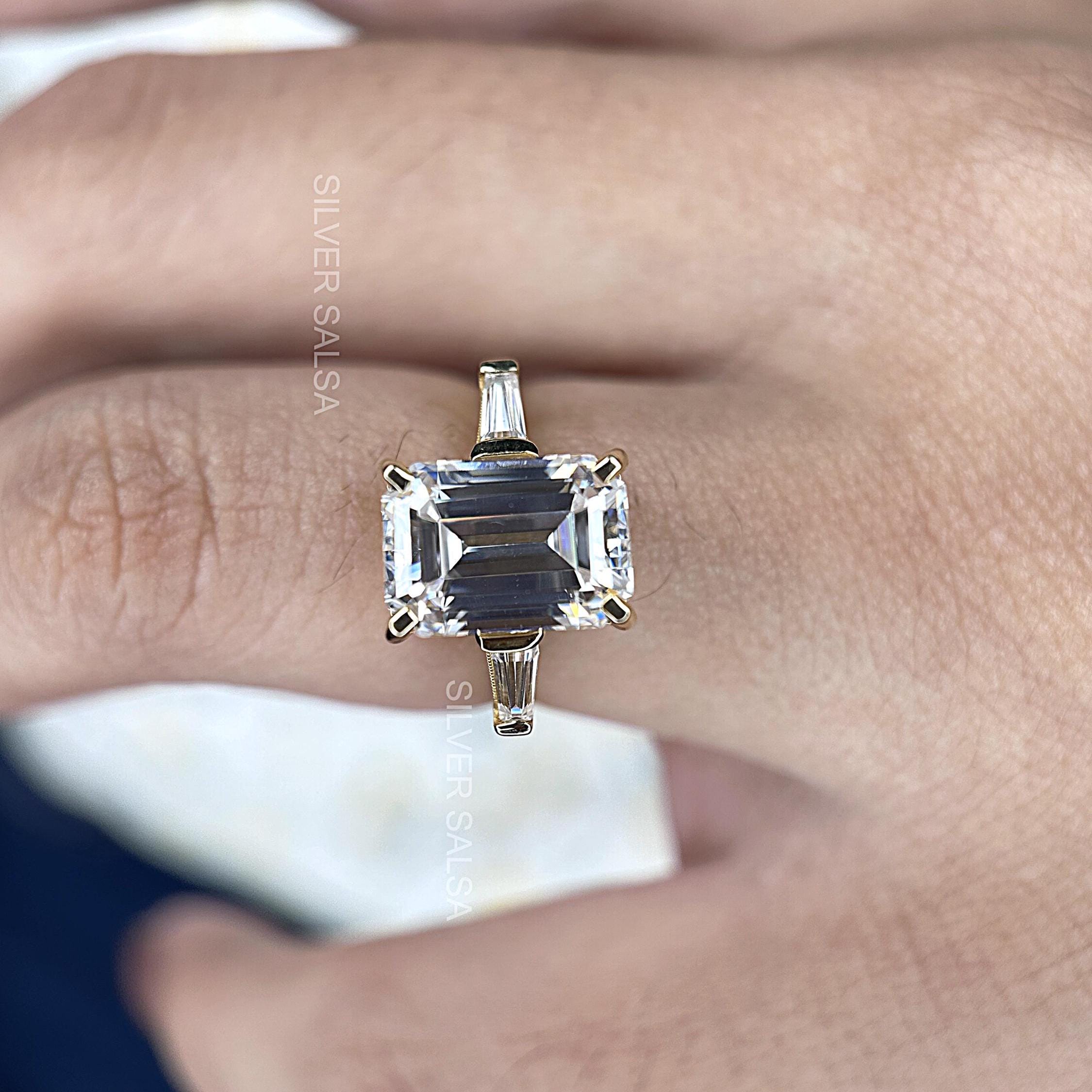 4 CT エメラルドカット モアッサナイト スリーストーン