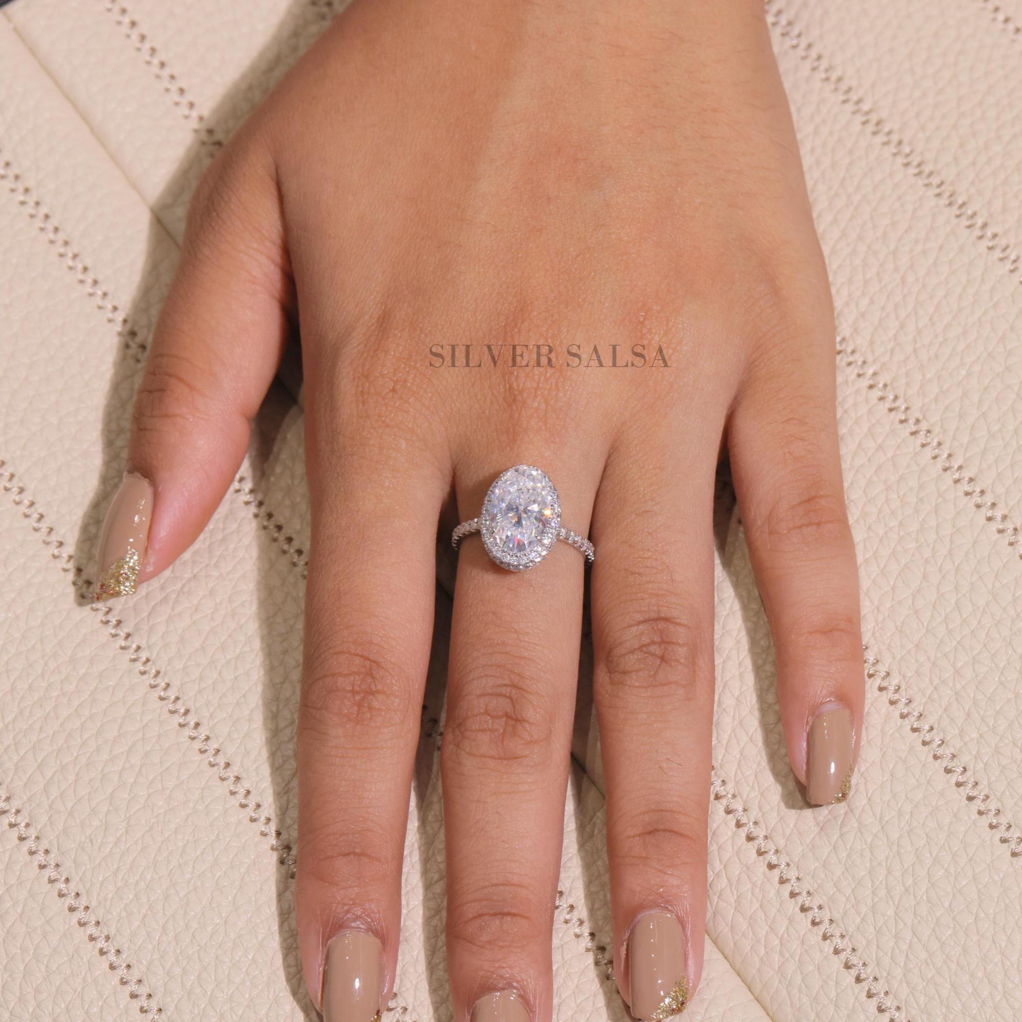 オーバルカット モアッサナイト ラウンドカットサイドエンゲージリング