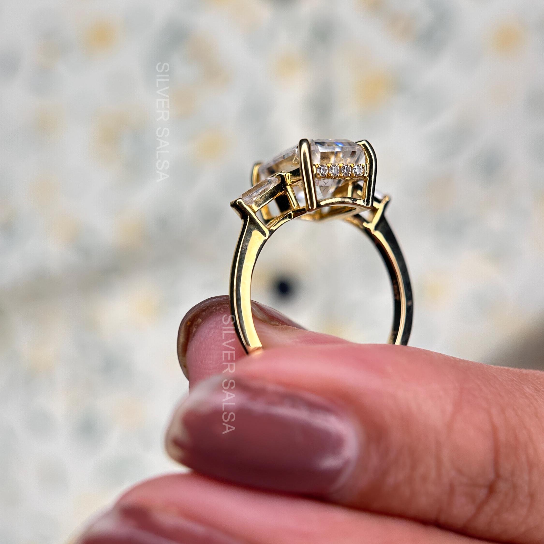 4 CT エメラルドカット モアッサナイト スリーストーン
