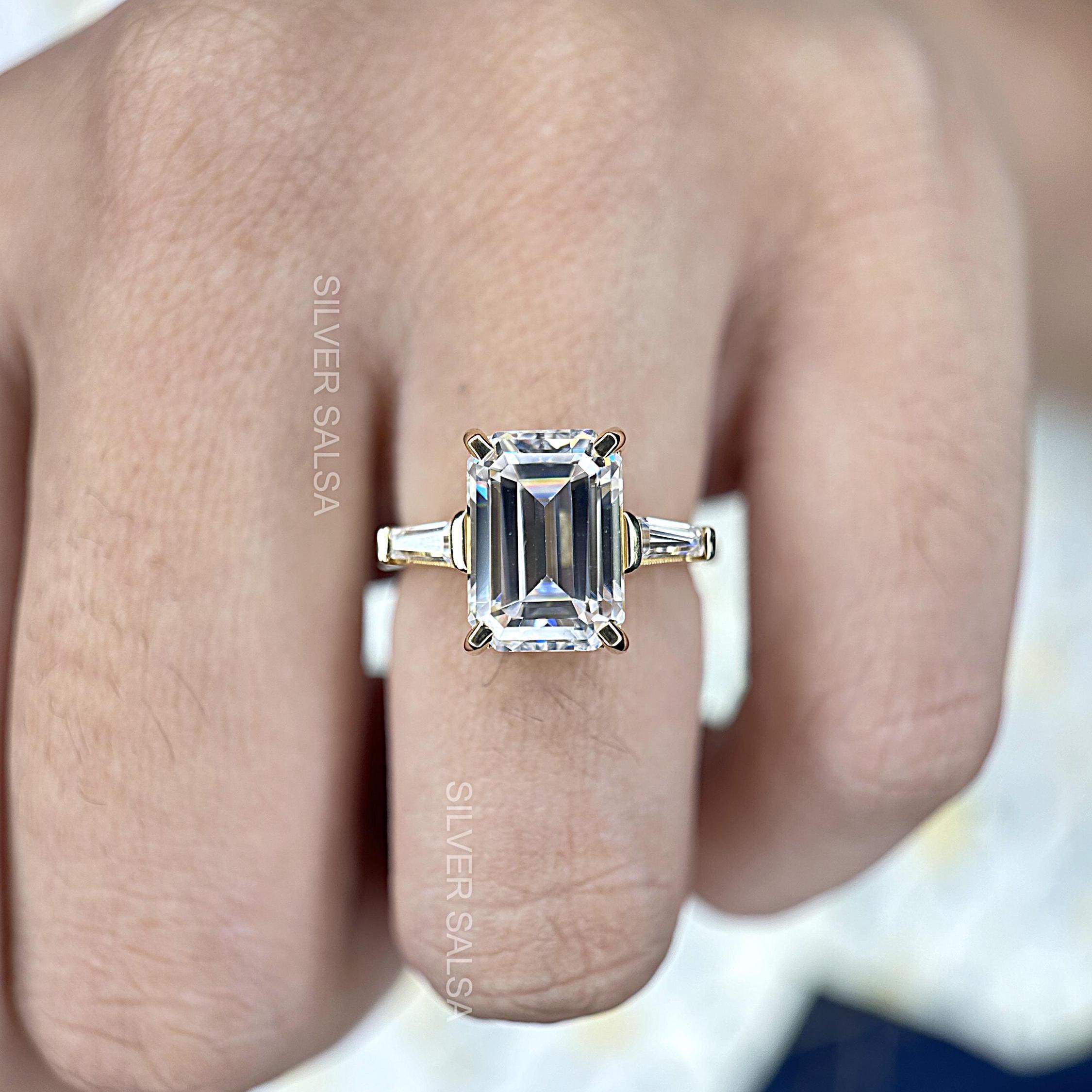 4 CT エメラルドカット モアッサナイト スリーストーン 4 CT エメラルドカット モアッサナイト スリーストーン