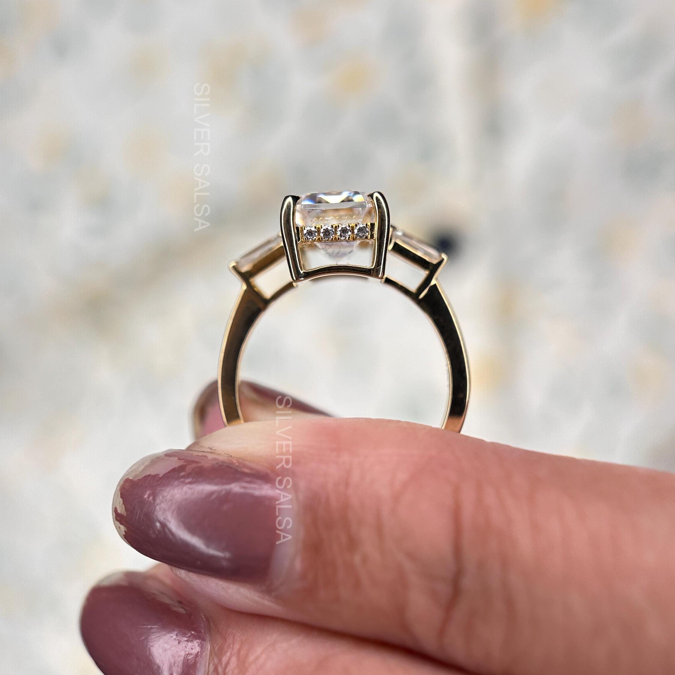 4 CT エメラルドカット モアッサナイト スリーストーン