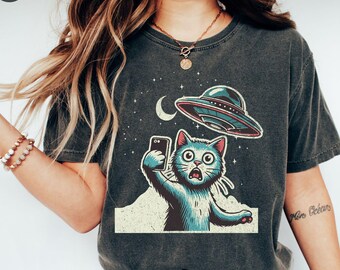 Ufo| Vintage Retro Graphic Alien Tshirt| Supernatural Comfort Colors® Shirt| Cat Lover Gift| Alien Abduction| Paranormal Oversized Tee