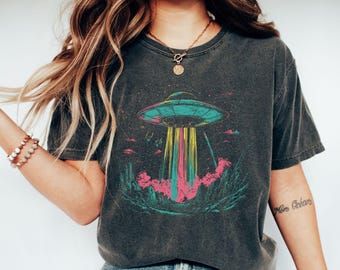 UFO| Vintage Retro Graphic Alien Tshirt| Supernatural Comfort Colors® Shirt| Alien Lover Gift| Alien Abduction| Paranormal Oversized Tee