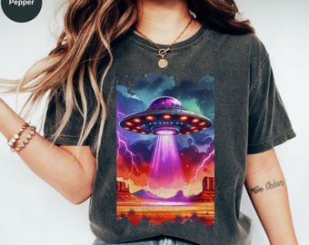 Alien Lover Graphic Tee – Retro UFO Print Comfort Colors Shirt