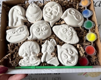 Caja de manualidades inspirada en Emotion Crew • 10 figuras para pintar • Kit de arte para niños • Juego de pintura en yeso con pinturas y pinceles • Caja de regalo