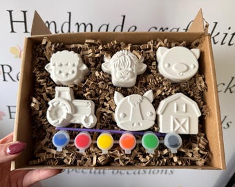 Caja de manualidades inspirada en la granja • 6 figuras para pintar • Kit de arte para niños • Juego de pintura de yeso con pinturas y pinceles • Caja de regalo