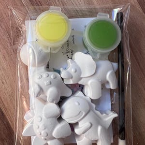 Paint your own plaster of Paris 4pc dinosour set - Activity set - Room decoration - Childrens Gifts - Paintable - Painting - Party Favour