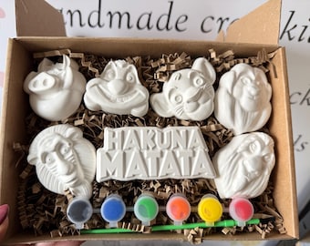 Caja de manualidades inspirada en el Rey León de la Sabana • 7 figuras para pintar • Kit de arte para niños • Juego de pintura en yeso con pinturas y pinceles • Caja de regalo