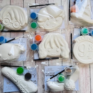 Puede incluir: Seis adornos de cerámica de Harry Potter para pintar. Los adornos incluyen Harry Potter, Hermione Granger, Ron Weasley, Hedwig el búho, una snitch dorada y el letrero de la plataforma 9 3/4. Cada adorno viene con botes de pintura y un pincel.