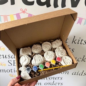 K-Pop inspirierte Bastelbox • 10 Malen Sie Ihre eigenen Figuren • Kinder Aktivität Kit • Party Geschenk • Gipsmalerei Set mit Farben & Pinsel