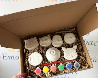 Scatola di lavoretti ispirata a Pokee • 7 figure da dipingere • Kit artistico per bambini • Set per pittura su gesso con colori e pennello • Scatola regalo