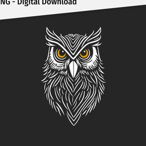 Könnte beinhalten: Eine Schwarz-Weiß-Linienzeichnung eines Eulen mit gelben Augen. Die Eule blickt nach vorne mit ausgebreiteten Flügeln. Der Hintergrund ist schwarz.
