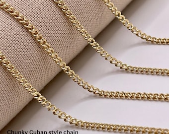 Könnte beinhalten: Nahaufnahme von drei goldfarbenen, klobigen Ketten im kubanischen Stil. Die Ketten sind auf einem beigen Stoff abgebildet. Das Bild enthält den Text "Chunky Cuban style chain" und "Perfect for permanent jewelry".