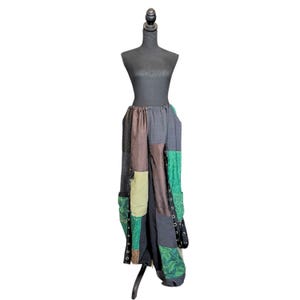Pantalones de patchwork con estampado terroso y hebilla.