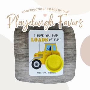 Puede incluir: Un vehículo de construcción amarillo con un contenedor de plastilina. La tarjeta dice "¡Espero que te hayas divertido mucho!" y "Con cariño Salonon".