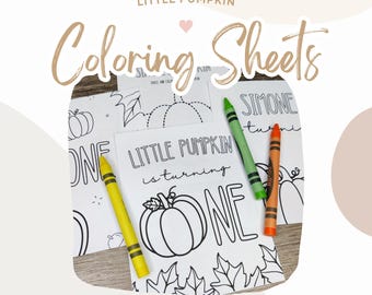 Puede incluir: Hojas para colorear en blanco y negro con calabazas y el texto "Little Pumpkin is turning One". Las hojas están rodeadas de lápices de colores.