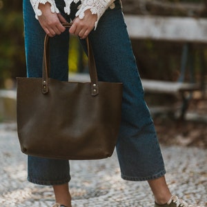 Sac en cuir vieilli olive, sac fourre-tout en cuir, sac en cuir véritable, sac décontracté, sac à provisions, sac de taille moyenne. CHIARA SM image 1