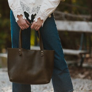 Olive distressed leather bag, tote leather bag, real leather bag, casual bag, shopping bag, medium size bag. CHIARA SM image 3