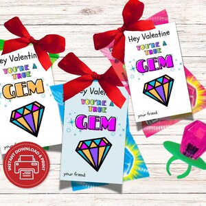Puede incluir: Tres tarjetas de San Valentín imprimibles con un diseño de gema colorido y el texto "Hey Valentine You're a True Gem".