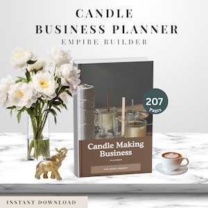 Könnte beinhalten: Ein Kerzengeschäftsplaner mit dem Text "CANDLE BUSINESS PLANNER EMPIRE BUILDER" und "Candle Making Business PLANNER". Das Bild zeigt einen Strauß weißer Blumen, eine goldene Elefantenfigur und eine Tasse Kaffee. Der Planer hat 207 Seiten.