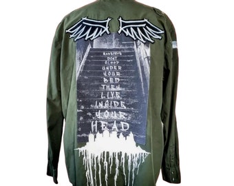 Chaqueta de franela militar reutilizada: alas y calavera pintadas a mano, recicladas