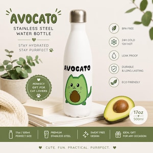 Könnte beinhalten: Weiße Edelstahl-Wasserflasche mit einem grünen Avocado-Katzen-Motiv. Die Flasche mit silbernem Deckel trägt das Wort "AVOCATO" in Schwarz. Sie fasst 500 ml und ist BPA-frei, auslaufsicher und umweltfreundlich.